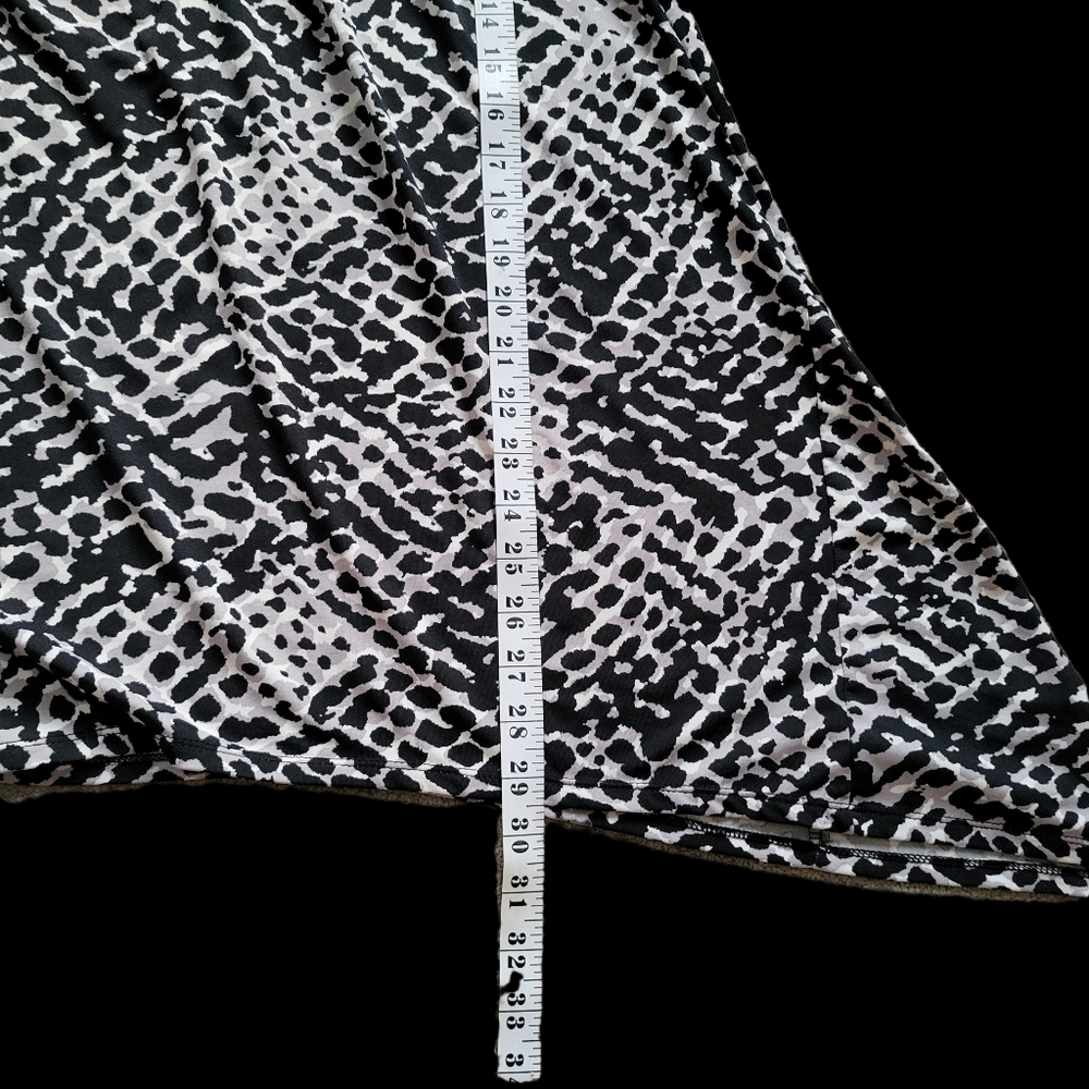 Black and White Geometric Pattern Sweater - Picture 9 of 9